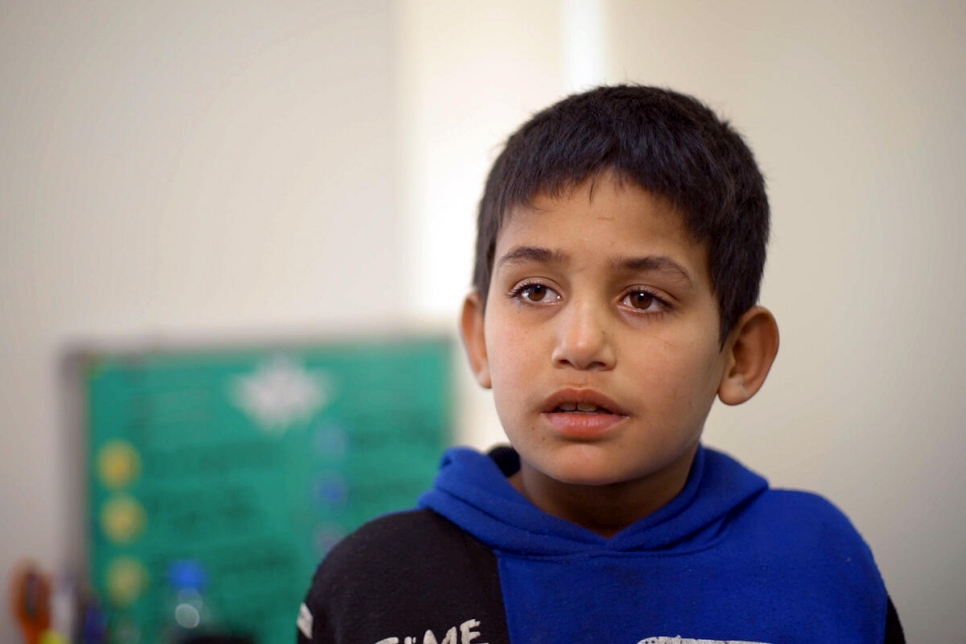 Ali, de 11 años, trabaja en un taller de carrocería en las afueras de Beirut para ayudar a mantener a su familia, pero anhela volver a casa.