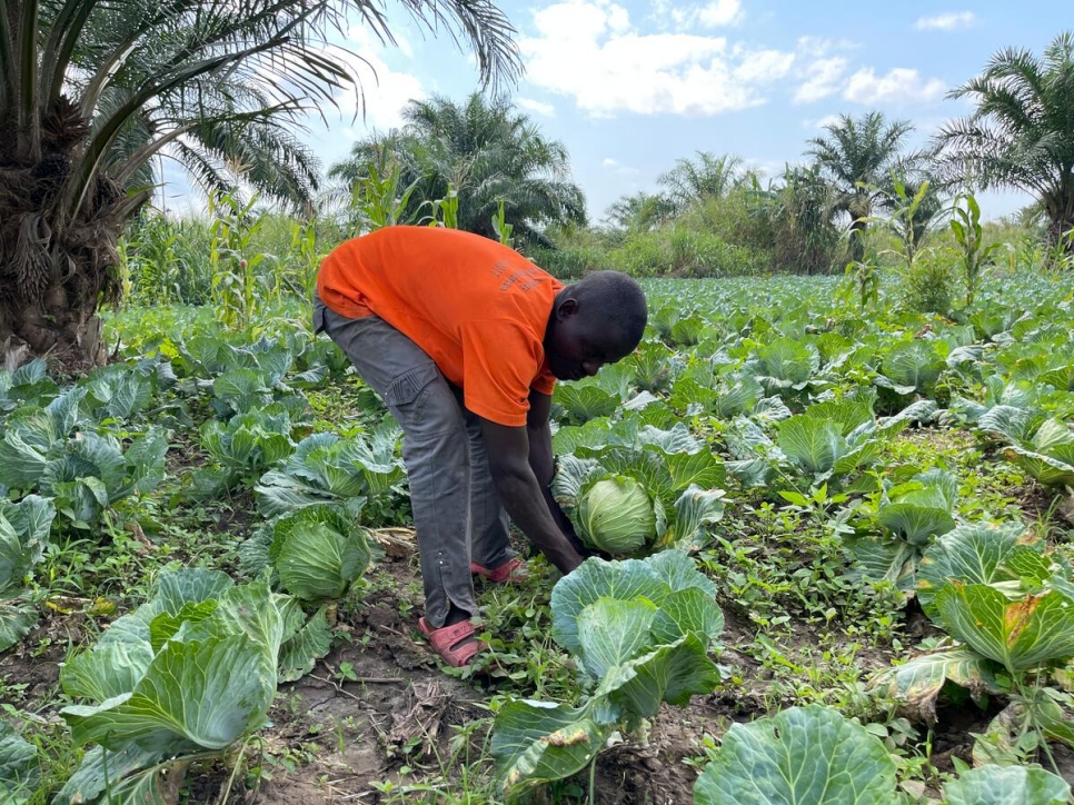 Zacharie, de 25 años, aprendió de Pierre, un refugiado de Burundi, todo lo que sabe para trabajar la tierra.