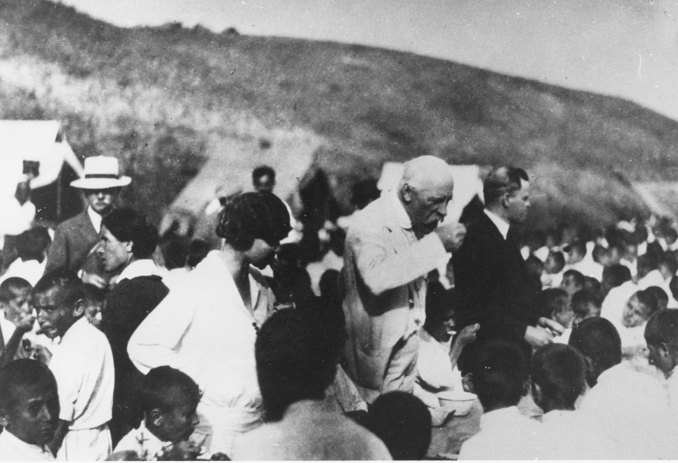 En Armenia, Fridtjof Nansen prueba la comida que reciben los niños.