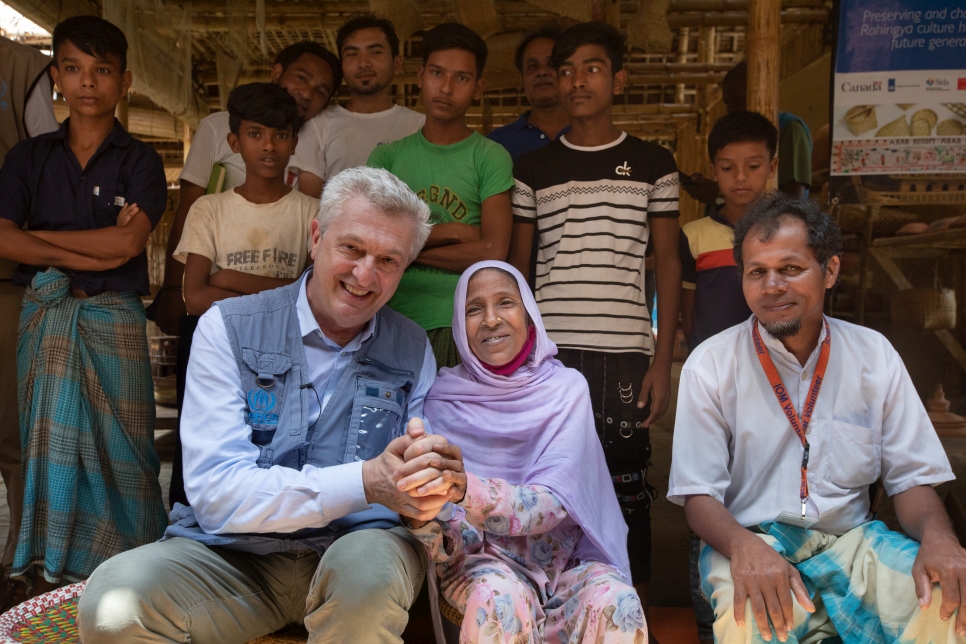 Filippo Grandi, Alto Comisionado de la ONU para los Refugiados, sentado junto a personas rohingyas refugiadas en el Centro de Memoria Cultural Rohingya en el campamento de Kutupalong, en el distrito de Cox's Bazar, Bangladesh.