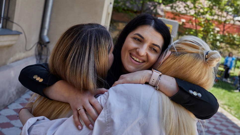 Las personas recién llegadas a Casa Marioarei siempre son recibidas con un abrazo, cuenta Veronika.