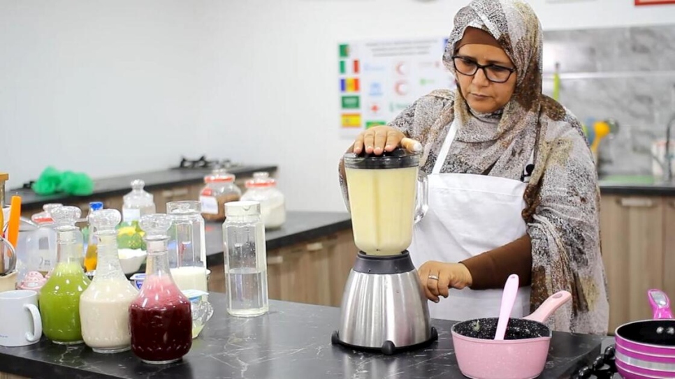 Haha prepara bebidas de frutas en una licuadora.