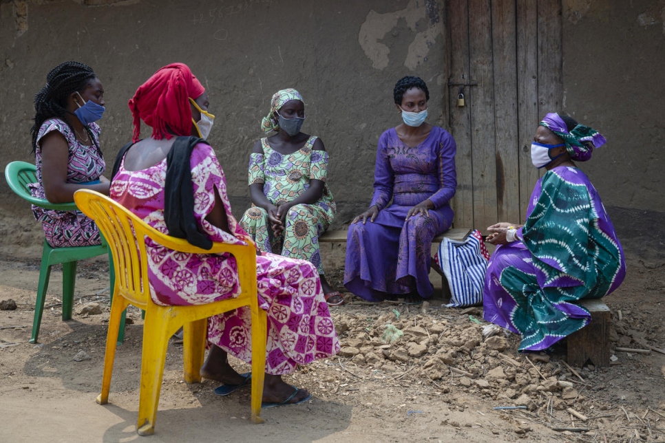 La ganadora regional de África del Premio Nansen para Refugiados, Sabuni Francoise Chikunda (derecha), se reúne con sus compañeras refugiadas en el asentamiento de Nakivale, Uganda. 