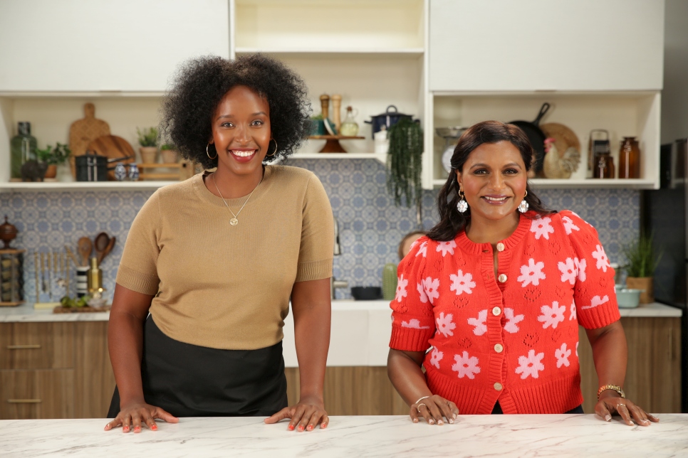 La cocinera casera somalí Hawa Hassan guía a la actriz, productora y defensora de ACNUR, Mindy Kaling, en la preparación de Suugo Suqaar, un platillo de pasta somalí picante.