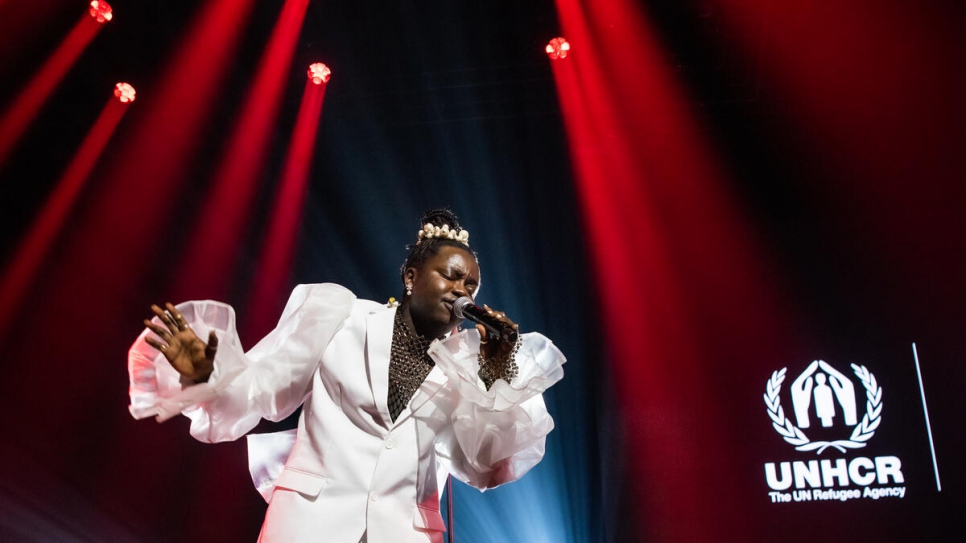 Toussaint « Tusse » Chiza, musicien congolais-suédois et ancien réfugié, se produit en direct lors de la cérémonie de remise de la distinction Nansen 2022 pour les réfugiés à Genève, en Suisse. 