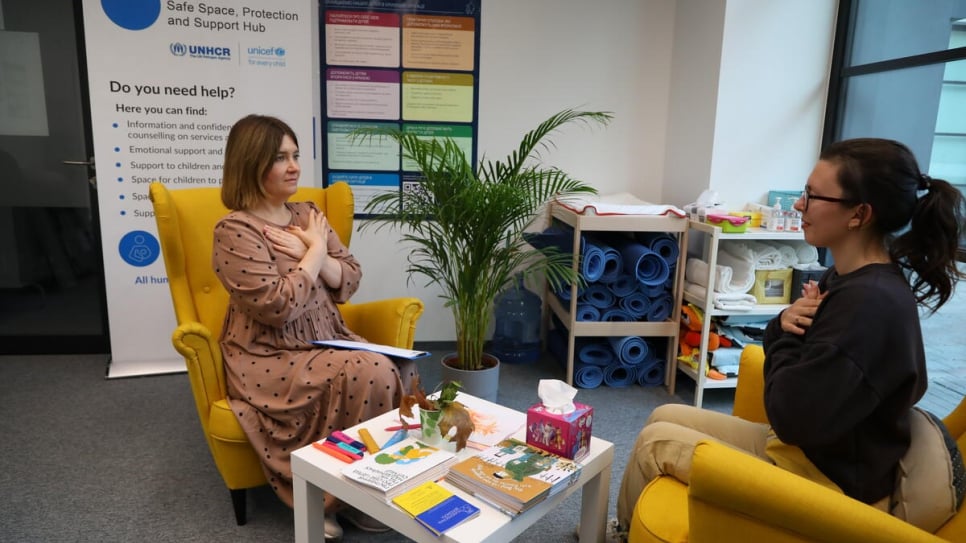 Inna fait la démonstration d'un "câlin papillon" dans le cadre d'une séance de thérapie anti-stress au centre Point bleu de Varsovie. 