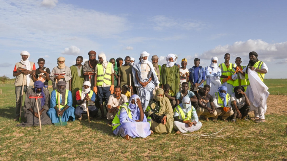 Des membres de la brigade anti-feu de Mbera après une session de formation près du camp dans la région de Hodh Ech Chargui, au sud-est de la Mauritanie. La brigade compte environ 200 volontaires.