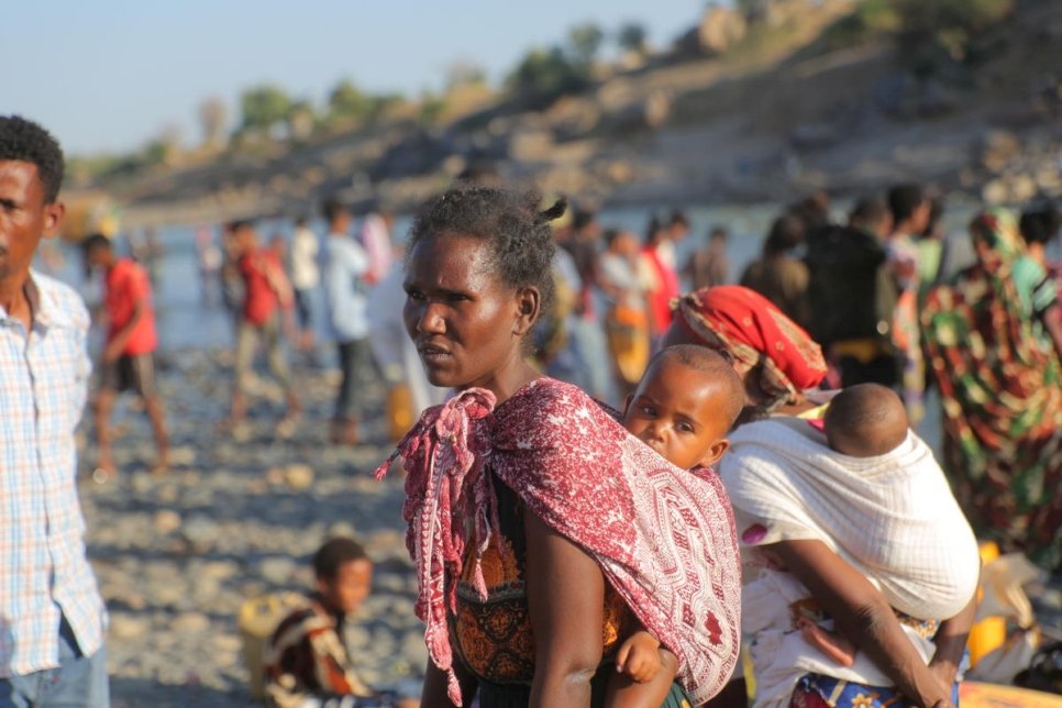 Des réfugiés éthiopiens qui ont fui les affrontements dans la région du Tigré, franchissent la frontière à Hamdayet, au Soudan. 