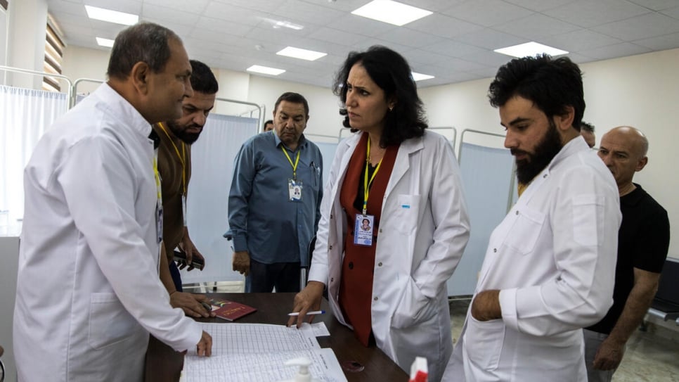Le Dr Nagham s'entretient avec ses collègues à l'hôpital public Sheikhan, dont elle est la directrice. 