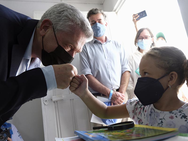 High Commissioner Filippo Grandi bumps fists with six-year-old Kervanis Prieto during a visit to a social integration centrein La Milagrosa, in Soledad municipality, Colombia. © UNHCR/Santiago Escobar-Jaramillo