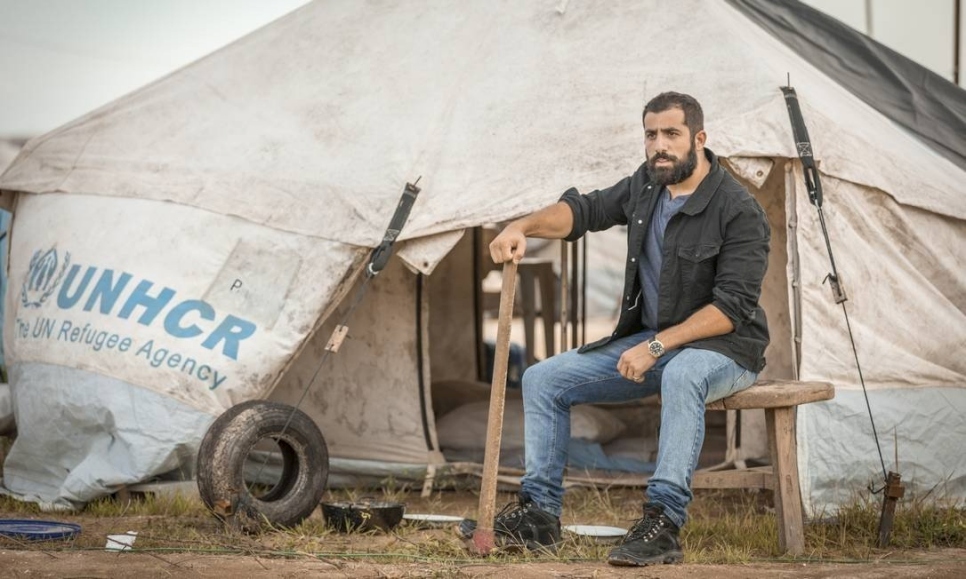 El actor y refugiado sirio Kaysar Dadour aparece en el campamento de refugiados ficticio de la telenovela "Huérfanos de su Tierra", que fue premiada con el Emmy Internacional y cuya producción fue apoyada por ACNUR.