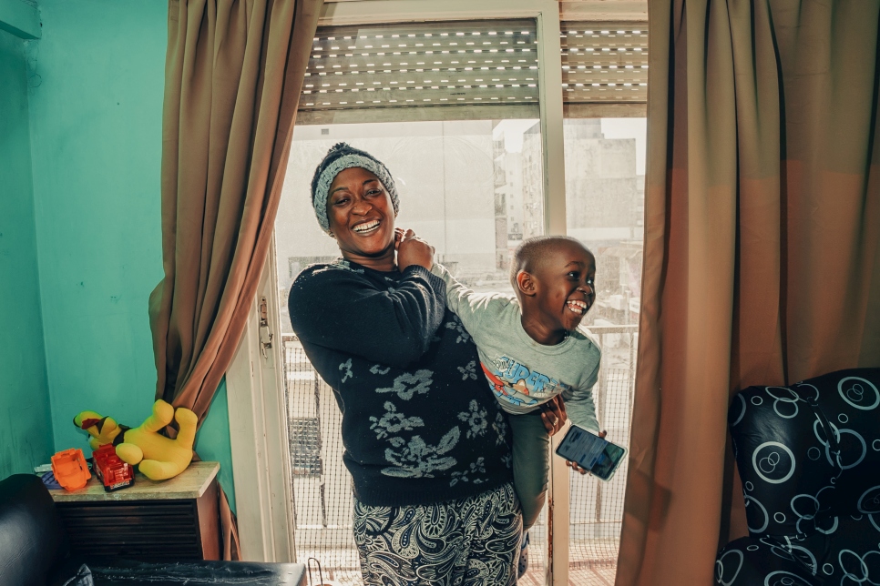 Penda y su hijo, Bamba, juegan en su casa del barrio de Flores, en la ciudad de Buenos Aires. 