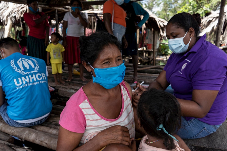 Local health department staff travelled with UNHCR along the banks of the river to deliver vaccinations to Venezuelan refugee and migrant Warao families. Vaccinations included COVID-19 injections.