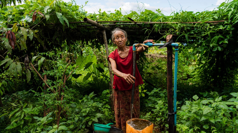 Marip Roi recueille l'eau d'un puits construit par Meikswe Myanmar et le HCR dans un village de l'État de Shan où résident des personnes déplacées internes. Auparavant, la communauté avait des difficultés à accéder à l'eau potable. 