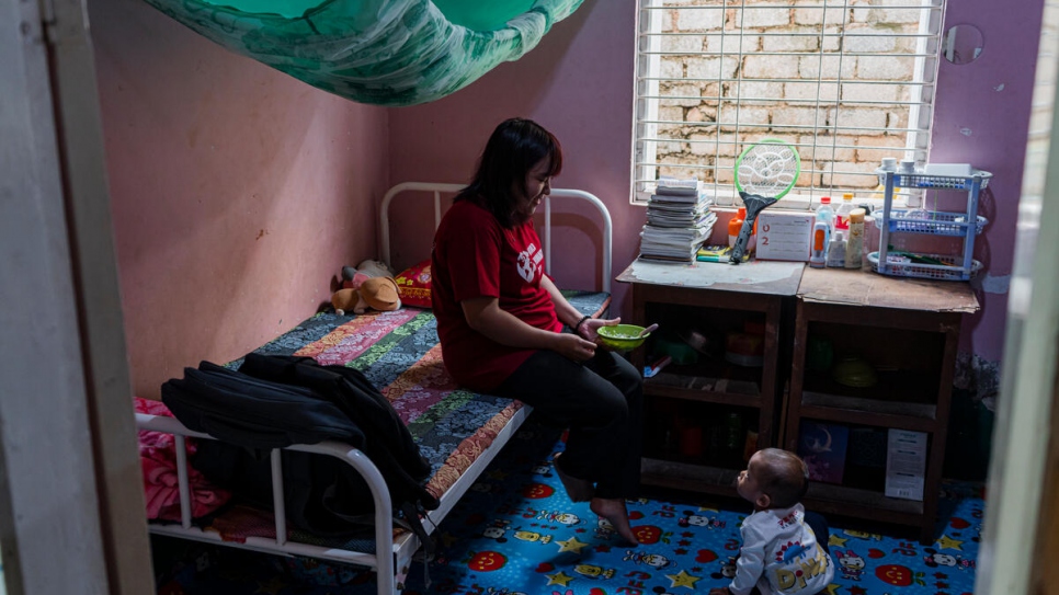 Une femme nourrit un enfant au centre Metta May May, un refuge géré par Meikswe Myanmar pour les femmes et les enfants touchés par le VIH/sida à Lashio, dans l'État de Shan. 