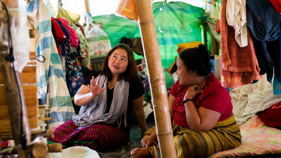 Naw Bway Khu s'entretient avec une femme déplacée dans une installation de déplacés internes située dans le canton de Kyaukme, État de Shan. Meikswe Myanmar y dispense une formation à l'aide d'urgence aux organisations de la société civile locale. 