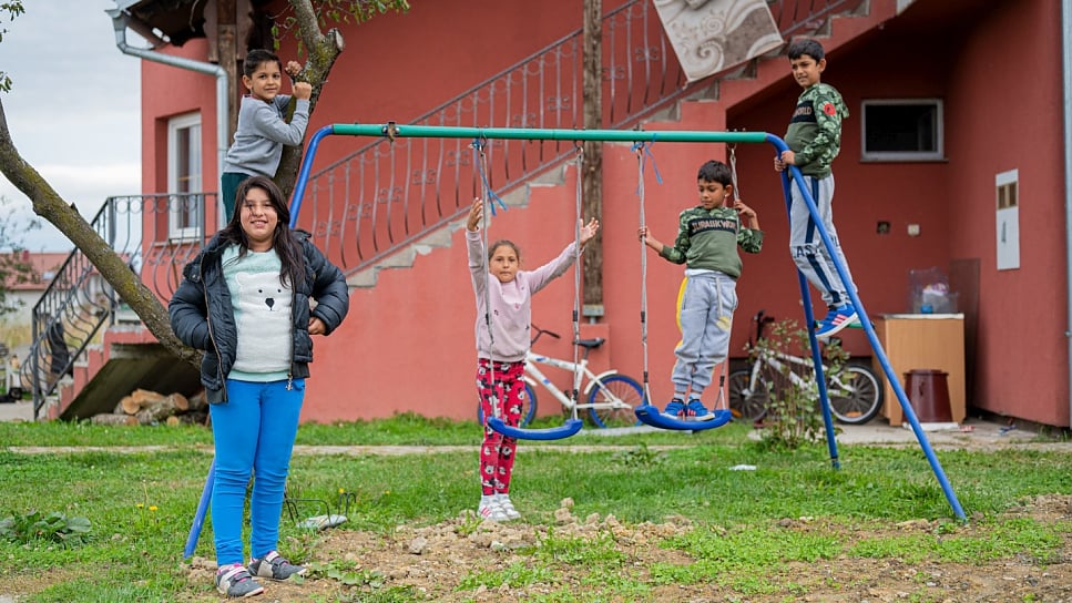 Medina joue avec d'autres enfants de son quartier à Sisak, dans le centre de la Croatie.