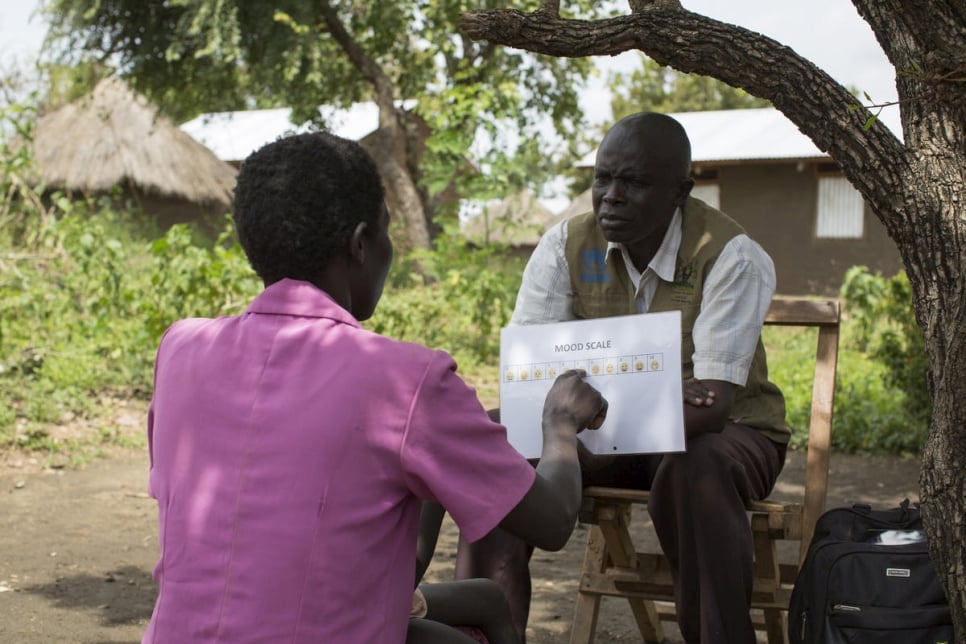 Rose*, une réfugiée sud-soudanaise, évalue son état intérieur sur une échelle à pictogrammes durant une consultation de soutien psychosocial au camp de réfugiés de Bidibidi, Ouganda. 