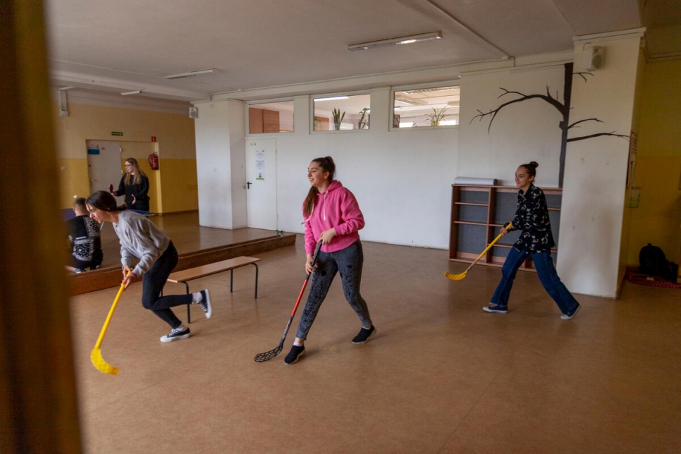 Sofia joue au hockey avec ses camarades de classe pendant un cours d'éducation physique. © HCR/Rafal Kostrzynski