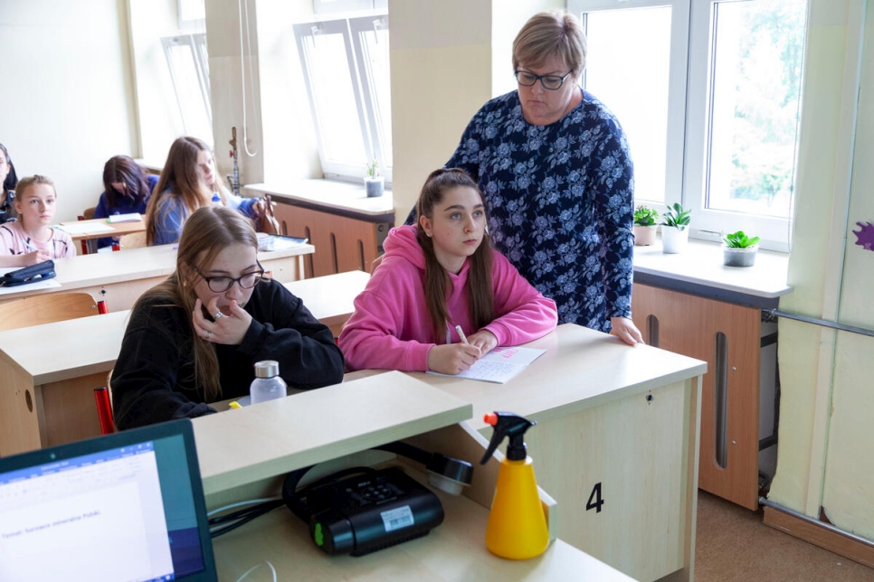 L'enseignante Ewa Golofit dirige un cours de géographie pour Sofia et ses camarades de classe. © HCR/Rafal Kostrzynski