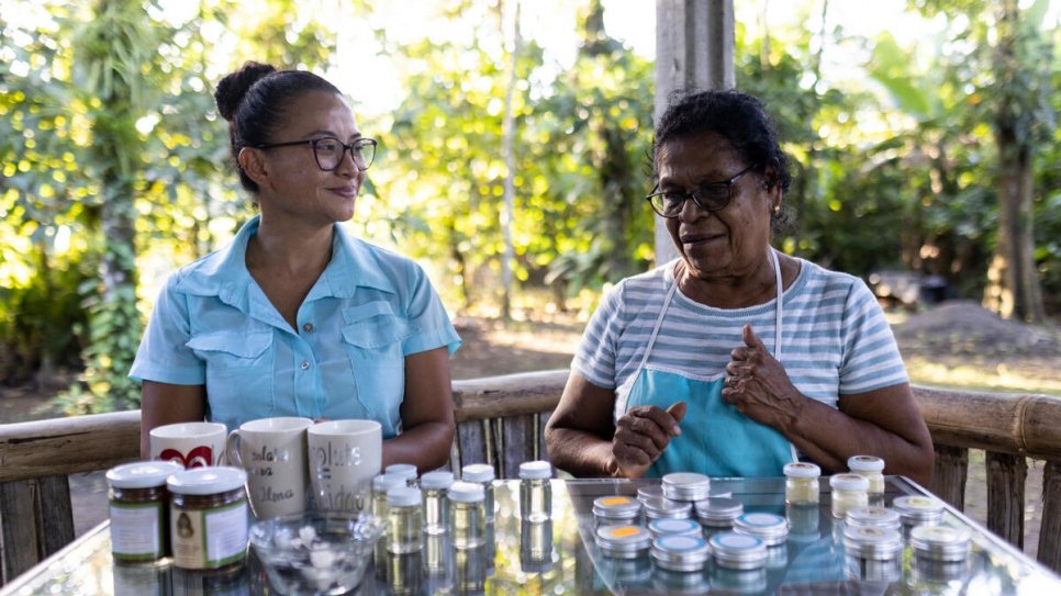 Vicenta et Dara Argüllo (à gauche), une Costaricaine âgée de 35 ans, supervisent une exposition de produits fabriqués par leur collectif exclusivement féminin « Cacaotica ».