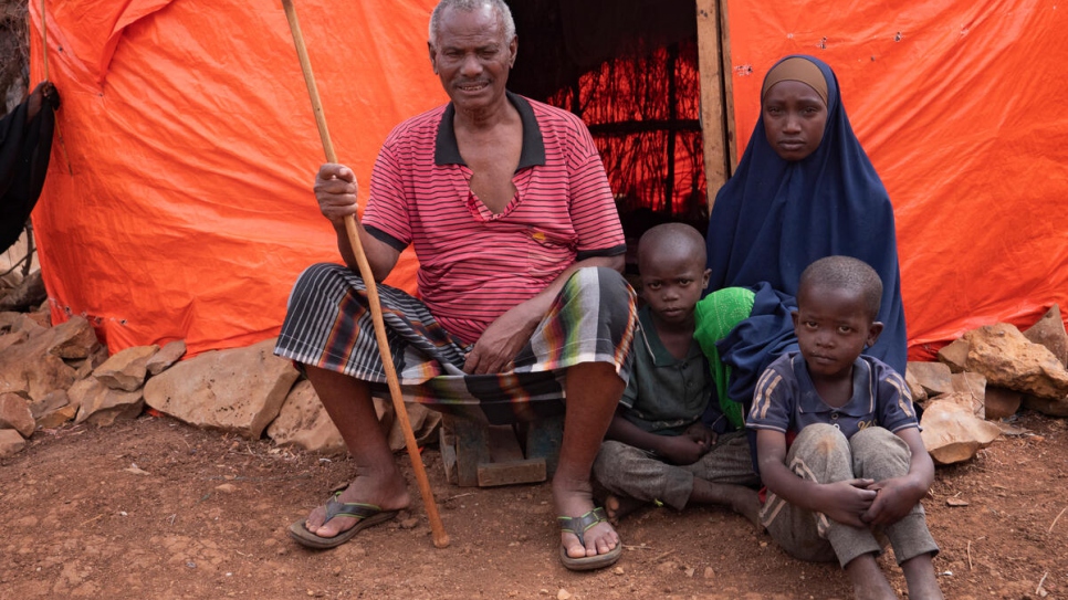 Issack Hassan, 82 ans, a perdu quatre de ses enfants lors de la famine qui avait sévi en 2011 en Somalie. La sécheresse actuelle a emporté sa femme et le bétail qui lui restait avant qu'il ne se réfugie dans un camp de la ville de Baidoa avec le reste de sa famille. 