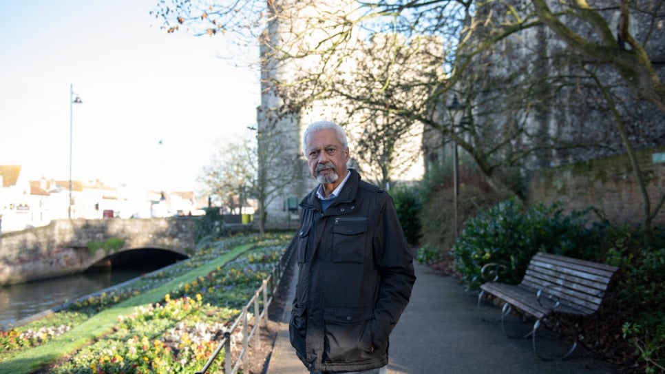 Abdulrazak Gurnah se promène dans la ville de Canterbury, où il était professeur d'anglais et de littératures postcoloniales à l'université du Kent jusqu'à sa retraite en 2017. 