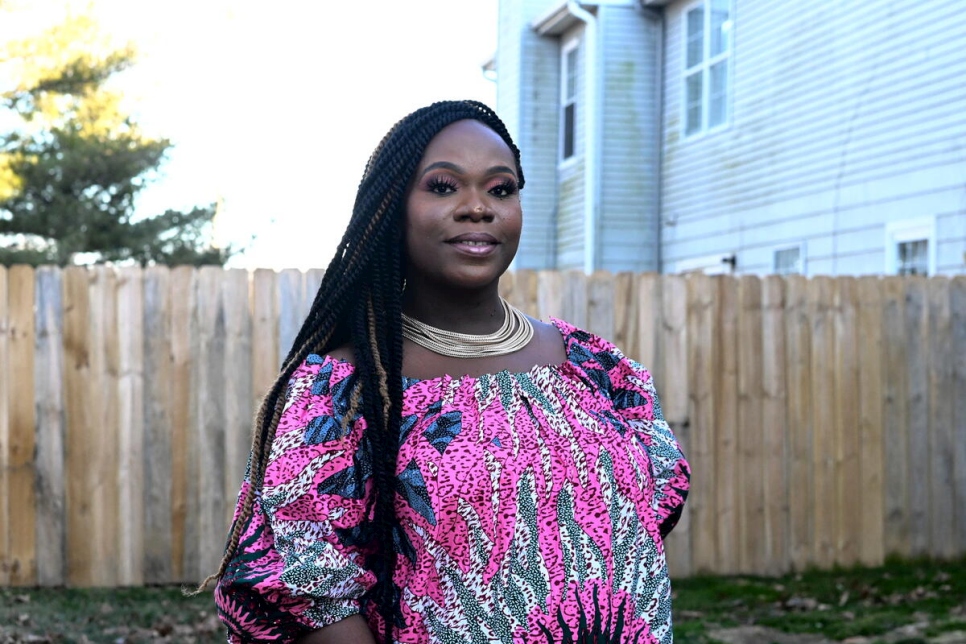 Lourena Gboeah, ancienne réfugiée du Libéria et présidente du Conseil d'administration du Refugee Congress, chez elle dans le Delaware, aux États-Unis.  