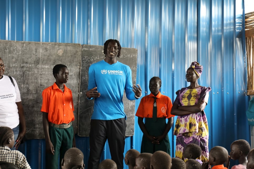 Wenyen Gabriel, ancien réfugié sud-soudanais et basketteur des Lakers de Los Angeles s'adresse à des enfants déplacés dans une petite école primaire du camp de Mangalla. 