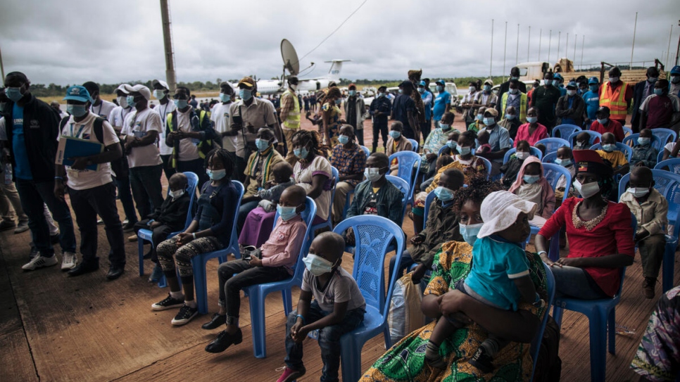 D'autres réfugiés du camp d'Inke attendent d'embarquer sur un vol de rapatriement à l'aéroport de Gbadolite. Plus de 450 résidents du camp ont choisi de rentrer en République centrafricaine.  