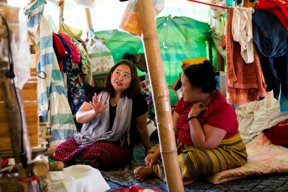 ناو بواي خو خلال التقائها بامرأة نازحة في مخيم للنازحين داخلياً في بلدة كياكمي بولاية شان. توفر "أصدقاء ميانمار" التدريب على الاستجابة لحالات الطوارئ لمنظمات المجتمع المدني المحلية في المخيم.