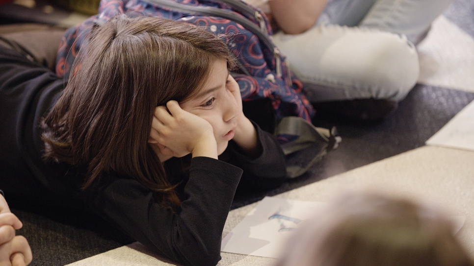 Un enfant lors d'une séance de lecture pour Hero2B à Stockholm. 