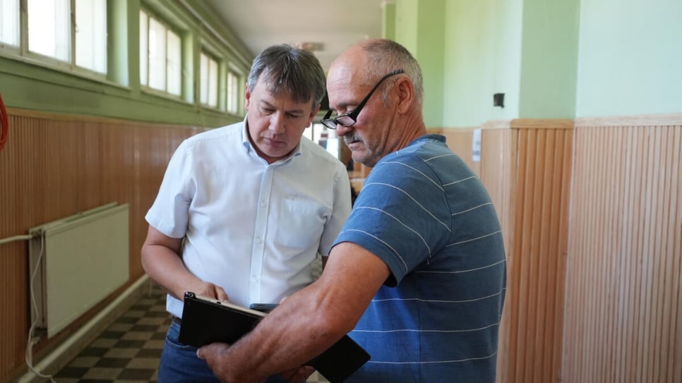 László Helmeczi discusses housing options with Ukrainian refugee Géza Vinda at the emergency shelter in Záhony.