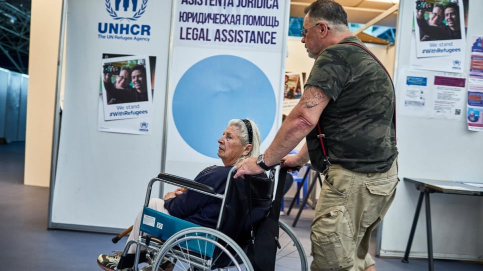 Svetlana a besoin d'un fauteuil roulant pour se déplacer en raison de problèmes aux genoux. 