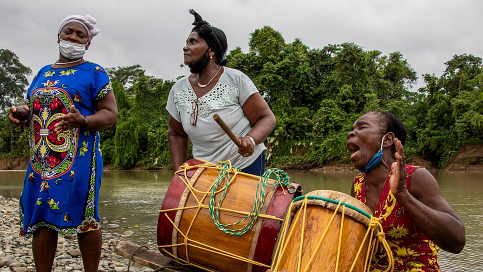 Tía Gachita comprises Afro-Ecuadorians and Afro-Colombian refugees and uses traditional rhythms and song to fight gender violence.
