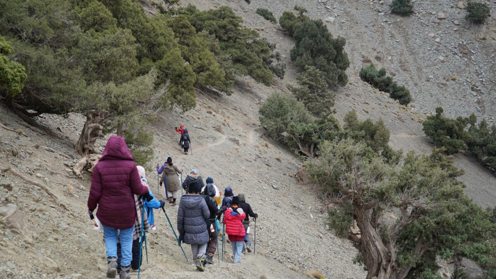 Le groupe se fraye un chemin le long de l'un des sentiers rocheux du Mont Toubkal, la plus haute montagne d'Afrique du Nord. 