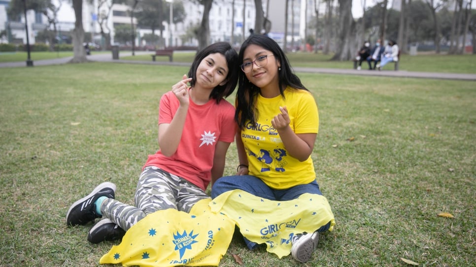 Pau, who is Venezuelan, and Suyay, who is Peruvian, have forged a strong friendship through their participation in the "Chamas en Acción" programme. 