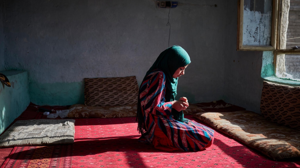 Rehana, la fille de Farishta tente de se rechauffer au soleil.