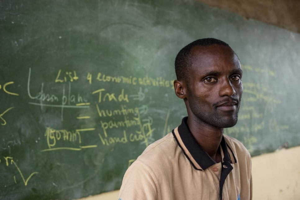 اللاجئ البوروندي ومدرس اللغة الإنكليزية مويس نتاريتيكا، يجلس في صفه الدراسي في مدرسة بايسانا في مخيم ماهاما للاجئين، رواندا.
