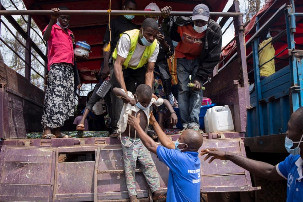 Central African refugees arrive in Modale site, after traveling in trucks for several hours from Yakoma, at the CAR-DRC border. 