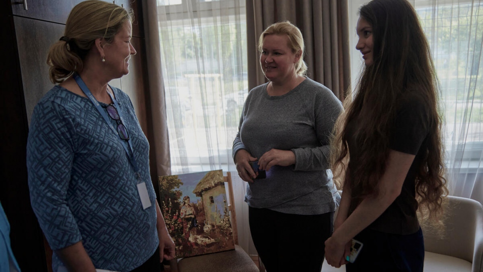 Daria and her mother meet UNHCR Deputy High Commissioner Kelly T Clements during her recent visit to Moldova.