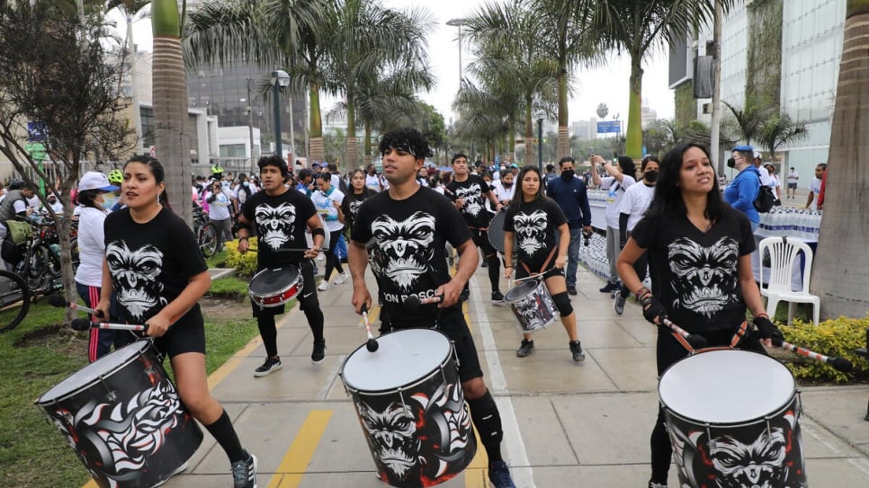 Batucada group "Lucha y Tambo" entertain participants at the Great Inclusive Race with their samba-infused beats.