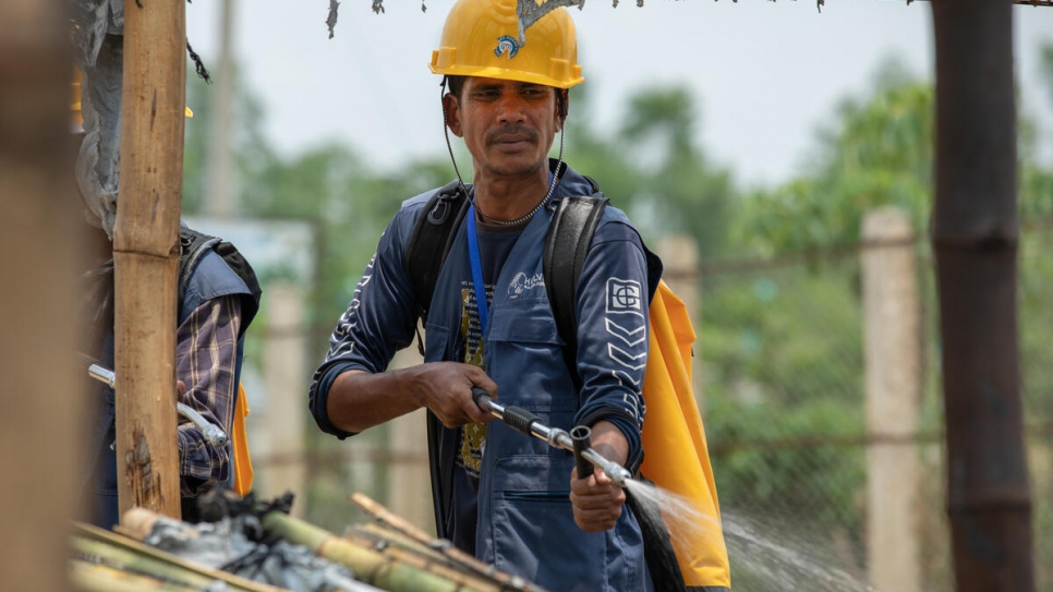 Yasin travaille comme volontaire pour l'unité chargée de la sécurité depuis quatre ans, luttant contre les incendies pendant la saison sèche et faisant partie d'une équipe de réponse aux cyclones pendant la saison des pluies. 