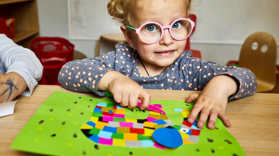 A young Ukrainian refugee creates a collage. 