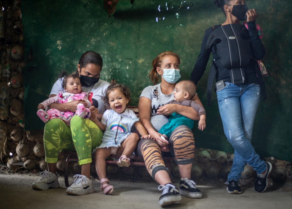 Un groupe de femmes réfugiées vénézuéliennes vivant dans le site informel de Bello Oriente à Medellín, en Colombie, photographiées en mars 2021.  