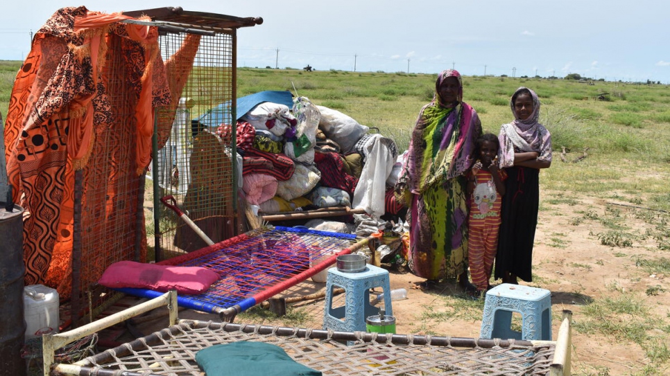 Une famille soudanaise déplacée par les inondations dans le camp d'Alganaa avec les quelques biens récupérés.