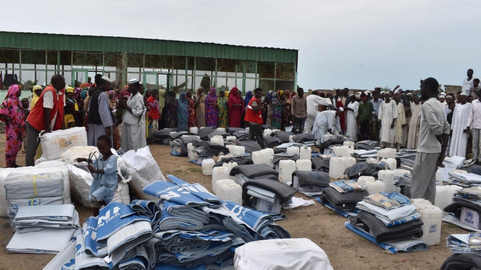 Les communautés soudanaises affectées par les récentes inondations reçoivent des articles de secours tels que des bâches en plastique, des couvertures, des ustensiles de cuisine et des bidons en plastique.