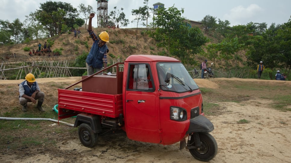 Les nouveaux véhicules de pompiers à trois roues sont mieux adaptés que les camions traditionnels aux sentiers étroits qui sillonnent les camps.  