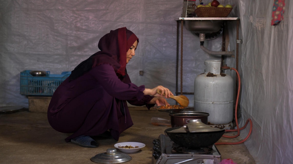 Majida prépare un repas pour ses enfants après leur retour de l'école. 