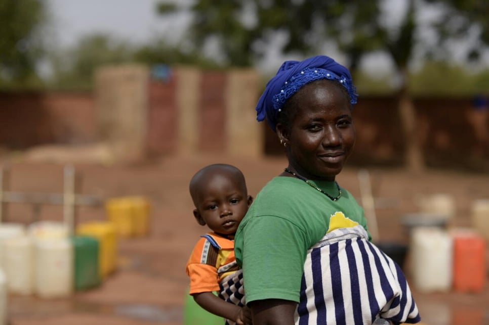 Mairama porte son fils dans le dos sur un site pour familles déplacées à Ouahigouya, au nord du Burkina Faso. 